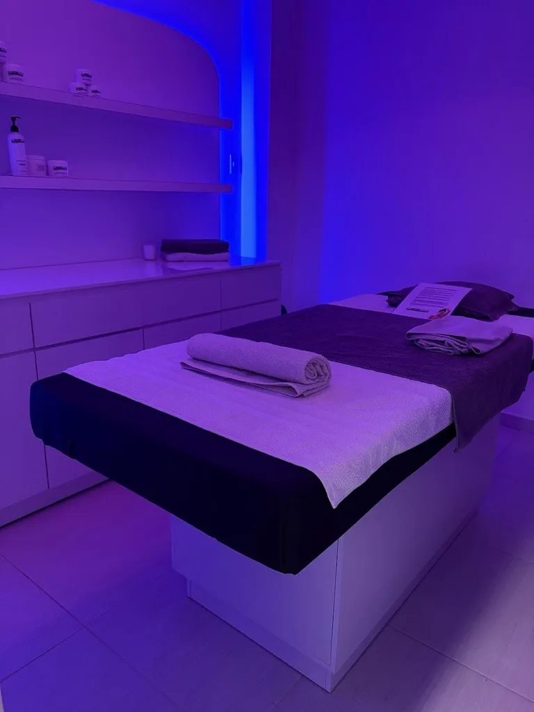 Cabina individual con camilla amplia y textiles de NO MORE STRESS