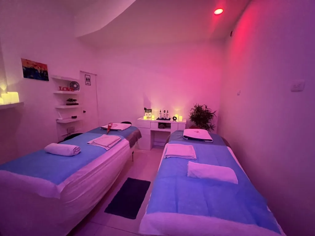 Cabina del spa con dos camillas para tratamientos en pareja